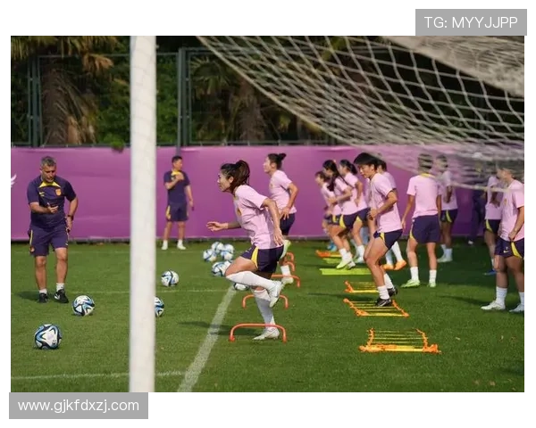 中国国家女子足球队抵达伦敦全力备战与英格兰女足的国际友谊赛