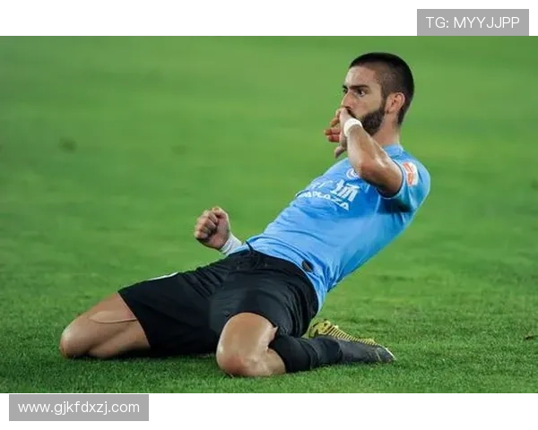 17岁卡尔社交媒体晒滑跪庆祝照德甲官方称联赛首球意义非凡